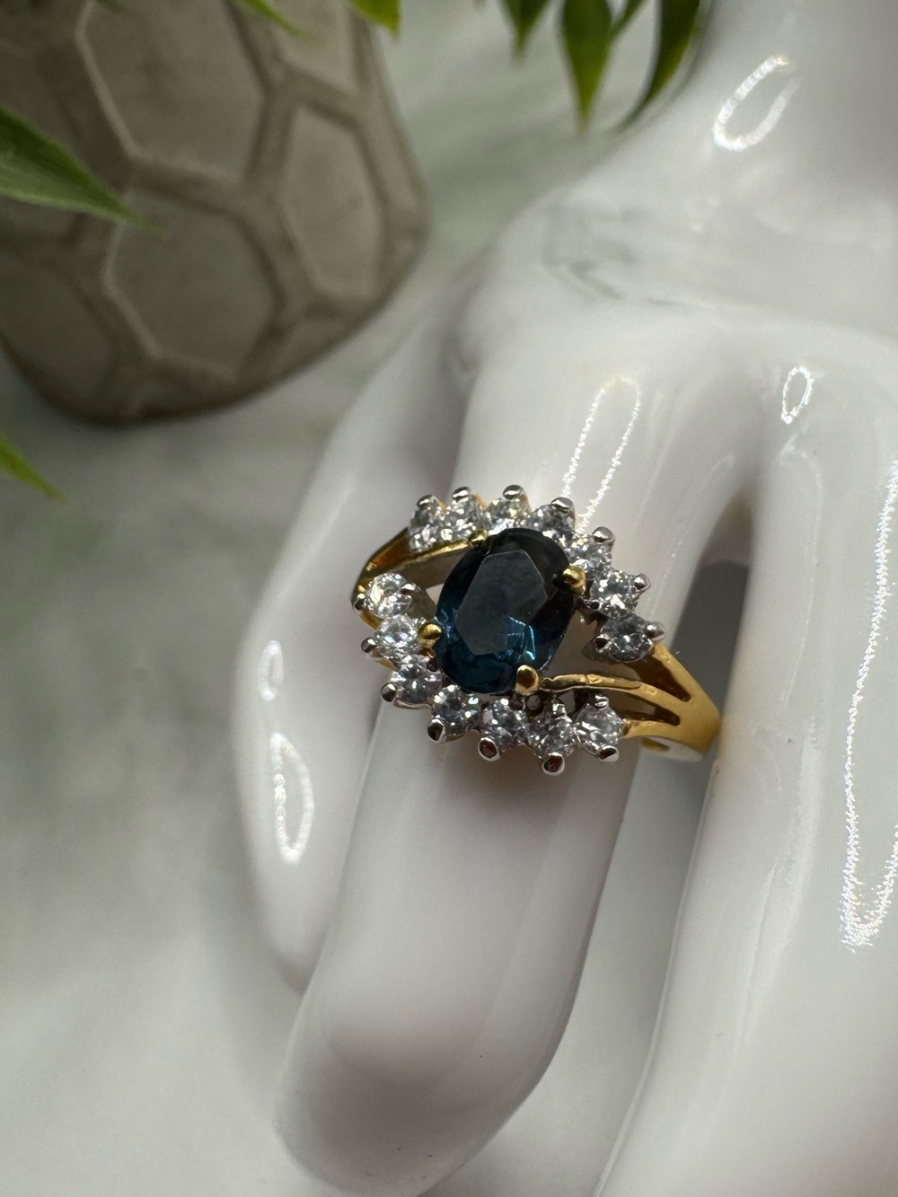 Blue and clear glass stone ring in gold tone. Size 7, EUC.